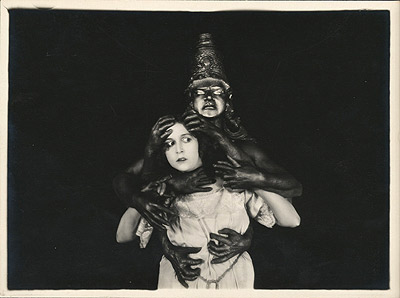 Nathalie Kovanho in una scena di La canzone dell'amore trionfante © Cinémathèque française