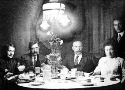 Leone, Segundo, un amico di famiglia, Susanna, in piedi Camillo