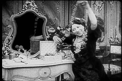 Suzanne Mathieu in Le boudoir mystérieux, Pathé 1907