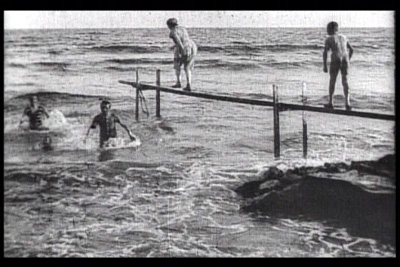 ... dei bagnanti che si buttavano a mare dal trampolino di uno stabilimento