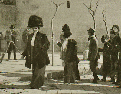 Famiglie del 11° Bersaglieri davanti alla macchina da presa