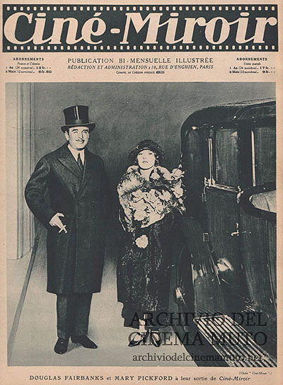Douglas Fairbanks et Mary Pickford à leur sortie de Ciné-Miroir