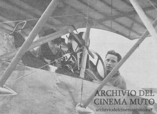 José Gaspar Serra, a la izquiera de la imagen cámara en mano