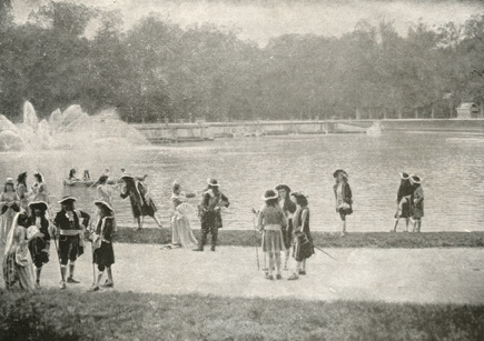 "In una bella giornata d'autunno, Luigi XV e la sua corte passeggiano nel parco di Versailles"
