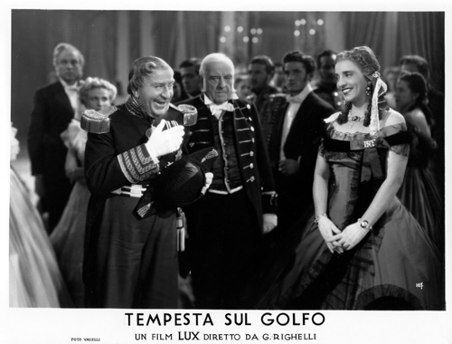 Armando Falconi (Ferdinando II) e Maria Jacobini (duchessa Giulia Filangieri di Satriano) in Tempesta sul Golfo (1943), regia di Gennaro Righelli