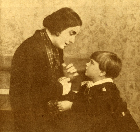 Maria Jacobini in una scena del film