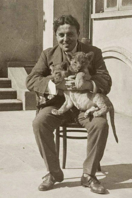 Arrigo Frusta gioca con due cuccioli di leone del serraglio del domatore Schneider (foto Silvio Alovisio)