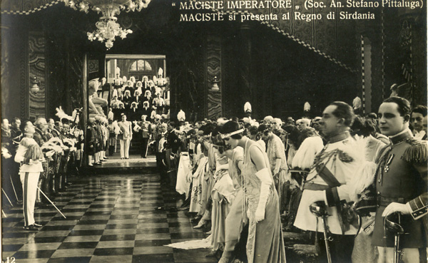 Maciste si presenta al Regno di Sirdania.